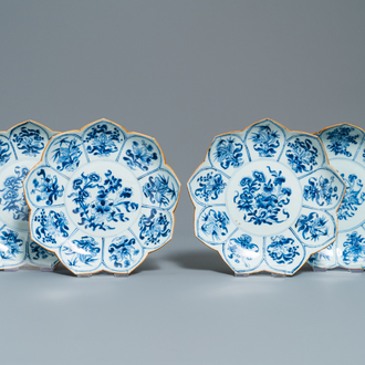 Vier Chinese blauw-witte borden in lotusvorm met floraal decor, Kangxi