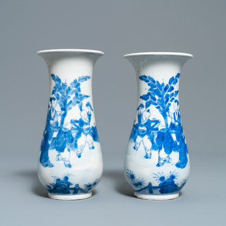 Une paire de vases en porcelaine de Chine en bleu et blanc, marque de Kangxi, 19ème