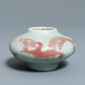 Un lave-pinceaux en porcelaine de Chine à décor d'un dragon en rouge de cuivre, 18/19ème