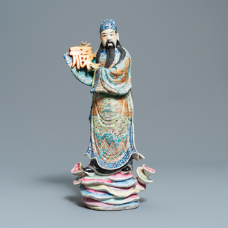 Une figure d'un immortel en porcelaine de Chine famille rose, 19/20ème