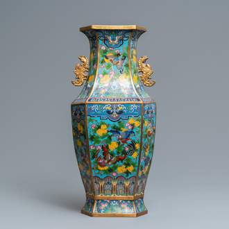 Un vase de forme hexagonale en émaux cloisonnés, marque de Xuande, 19ème