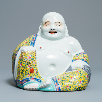 Une figure de Bouddha en porcelaine de Chine famille rose, marque en creux, 19ème