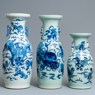 Trois vases en porcelaine de Chine en bleu et blanc et à fond céladon, 19ème