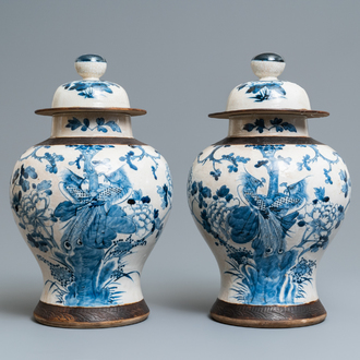 Een paar Chinese blauw-witte Nanking craquelé dekselvazen, 19e eeuw