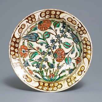 Een poIychrome Iznik schotel met floraal decor, Turkije, ca. 1600