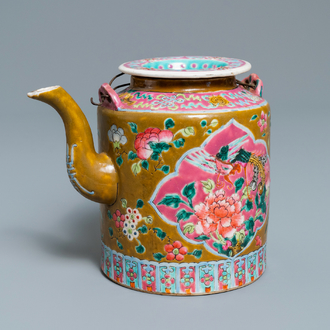 Une grande théière en porcelaine de Chine famille rose pour le marché Straits ou Peranakan, 19ème