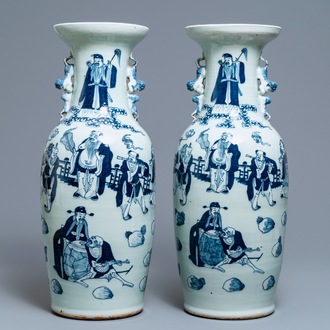 Une paire de vases en porcelaine de Chine bleu et blanc sur fond céladon, 19ème