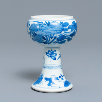 Un bol sur piedouche en porcelaine de Chine en bleu et blanc, Kangxi