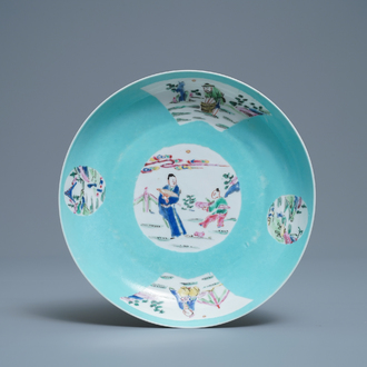 Een Chinees famille rose eierschaal bord met turquoise fondkleur, Yongzheng merk en periode
