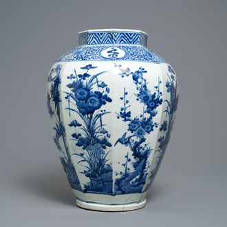 Un vase de forme octagonale en porcelaine Arita en bleu et blanc, Japon, Edo, 17ème