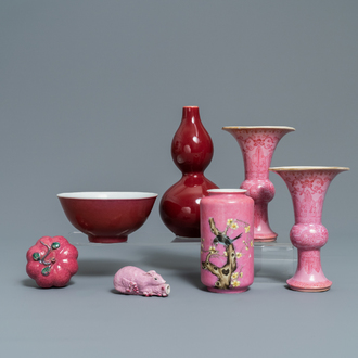 Sept pièces en porcelaine de Chine rose et rouge foie de mulet, Kangxi et après