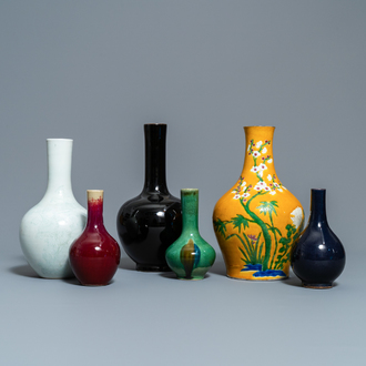 Zes Chinese monochrome flesvormige vazen, 18e eeuw en later