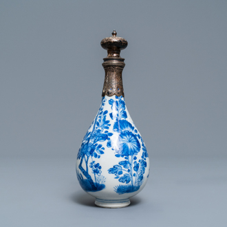 Een Chinese blauw-witte vaas met zilveren montuur, Kangxi