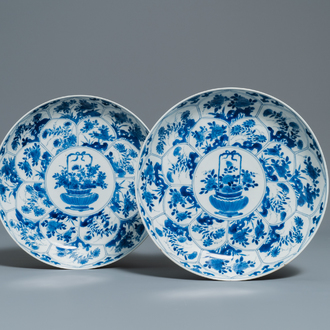 Een paar Chinese blauw-witte schotels met bloemenmanden, Kangxi