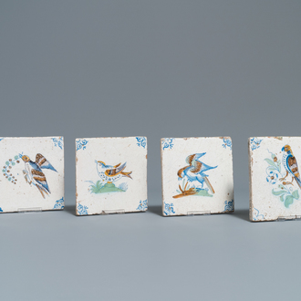 Quatre carreaux en faïence de Delft polychrome à décor d'oiseaux, 1ère moitié du 17ème