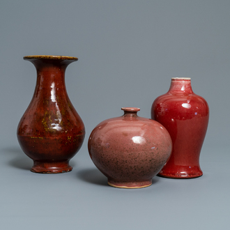 Trois vases en porcelaine de Chine monochrome langyao et flambé, 19/20ème