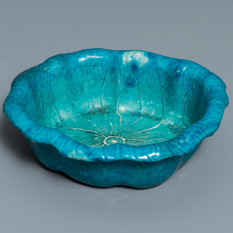 Un lave-pinceaux en porcelaine de Chine turquoise monochrome en forme de feuille de lotus, 18/19ème