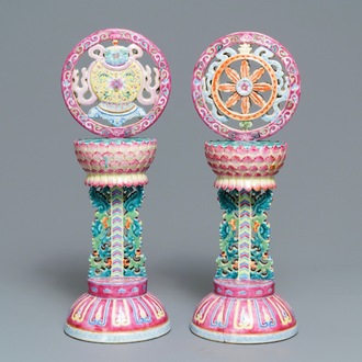 Deux ornements d'autel en porcelaine de Chine famille rose, marque de Qianlong, 19ème