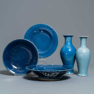Two Chinese monochrome blue vases and three dishes, 19/20th C.