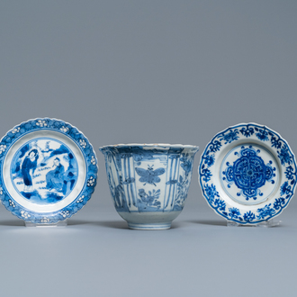 Twee kleine Chinese blauw-witte bordjes en een kraaienkom, Wanli en Kangxi
