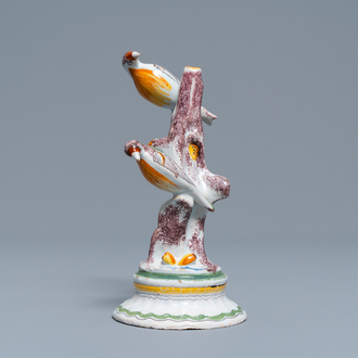 Un groupe en faïence polychrome de Bruxelles figurant deux oiseaux sur un arbre, 18ème