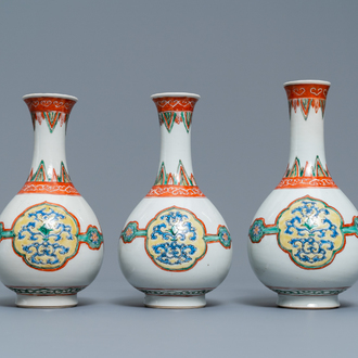 Trois vases de forme bouteille en porcelaine de Chine famille verte, Kangxi