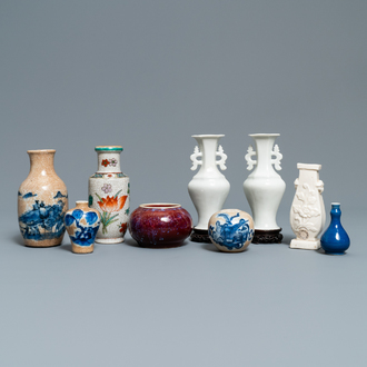 Huit petits vases et un lave-pinceaux en porcelaine de Chine, Kangxi et après