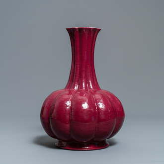 Un vase en porcelaine de Chine rouge de rubis monochrome, marque de Qianlong, 19ème