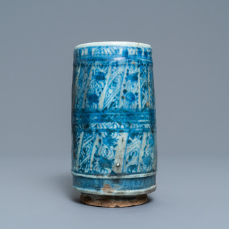 Un vase de forme cylindrique en céramique islamique en bleu et blanc, Syrie ou Iran, 19ème