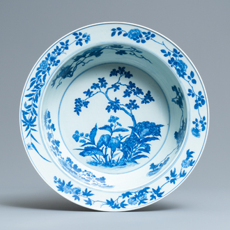Un bassin en porcelaine de Chine en bleu et blanc à décor floral, 19ème