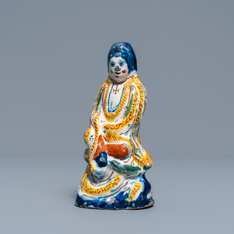 Une figure de la déesse chinoise Guanyin en faïence de Delft polychrome, 1er quart du 18ème