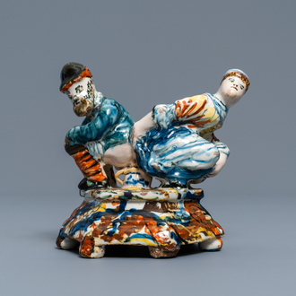 Un groupe en faïence de Delft polychrome figurant un couple sur un pot de chambre, 18ème