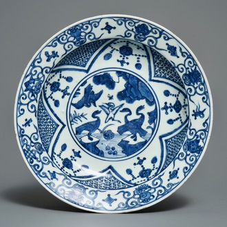 Un plat en porcelaine de Chine bleu et blanc à décor de grues, marque de 'fu gui jia qi', Jiajing