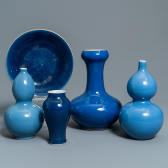 Vijf stukken Chinees monochroom blauw porselein, 19/20e eeuw