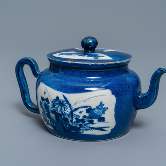 Een Chinese poederblauwe theepot met deksel, Kangxi