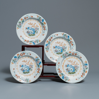 Vier polychrome Brussels aardewerken borden met chinoisierie decor, 18e eeuw