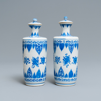 Une paire de vases couverts en porcelaine de Chine en bleu et blanc, Kangxi