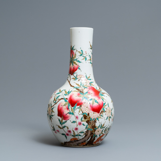 Een Chinese flesvormige famille rose 'negen perziken' vaas, Guangxu merk, 19/20e eeuw