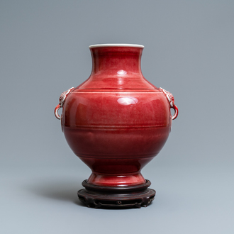 Un vase de forme hu en porcelaine de Chine monochrome sang de boeuf, marque de Qianlong, 19/20ème