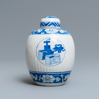 Een Chinese geribde blauw-witte dekselpot, Kangxi