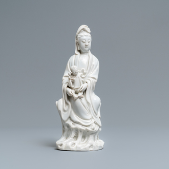 Een Chinees Dehua blanc de Chine model van een Guanyin met kind, Kangxi