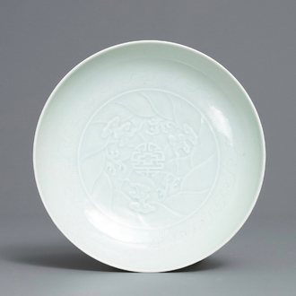 Une coupe en porcelaine de Chine céladon monochrome à décor incisé, marque et poss. époque de Yongzheng