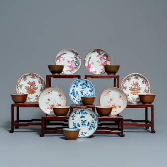 Huit tasses et soucoupes en porcelaine de Chine famille rose, bleu et blanc et rouge de fer sur fond capucin, Kangxi/Qianlong