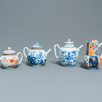 Twee Chinese blauw-witte en twee Imari-stijl theepotten met deksels, Kangxi/Qianlong