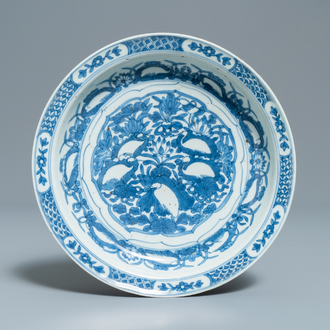 Une assiette en porcelaine de Chine en bleu et blanc de type kraak à décor d'aigrettes, Wanli