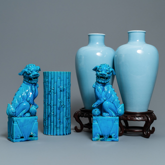 Een paar Chinese monochrome blauwe vazen, een paar leeuwen en een hoedensteun, 19/20e eeuw