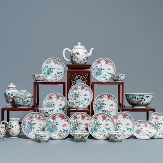 Un service à thé de 27 pièces en porcelaine de Chine famille rose à décor de paysages, Yongzheng/Qianlong