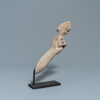 Un fragment du bras de Vishnu en pierre schiste, Khmer, art pre-Angkorien, 7/9ème