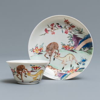 Une tasse et soucoupe en porcelaine de Chine famille rose à décor de cerfs, Yongzheng