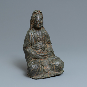 Une grande figure de Guanyin en bronze, Corée, 17ème